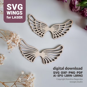 Puede incluir: Dos recortes de alas de madera de color claro con intrincadas ranuras en forma de pluma. La imagen incluye el texto SVG WINGS for LASER, digital download, SVG, DXF, PNG, PDF, AI, EPS, LBRN, LBRN2 y Copyright Karolina Nagorska woogie.studio.