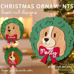 Könnte beinhalten: Weihnachtsschmuck aus Holz mit Hundegesichtern in Kränzen. Die Ornamente haben einen grünen Kranz, ein Hundegesicht mit roter Schleife und einen Namen auf der Schleife. Der Text "CHRISTMAS ORNAMENTS laser cut designs" steht oben.