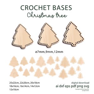 Puede incluir: Bases de ganchillo de madera con forma de árbol de Navidad. Se muestran varios tamaños: 25x22cm, 22x20cm, 20x18cm, 18x16cm, 16x14cm, 14x12cm y 12x10cm. Las bases tienen agujeros preperforados para facilitar el ganchillo. El texto "CROCHET BASES Christmas tree" está en la parte superior.