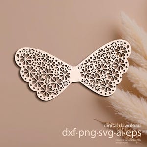 Könnte beinhalten: Ein lasergeschnittenes Holz-Schmetterlingsflügel-Design mit komplizierten Blumenmustern. Die Flügel sind hellbraun mit einer dunkelbraunen Kontur. Der Text "digital download dxf.png.svg.ai.eps" ist enthalten.