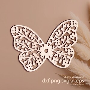Könnte beinhalten: Ein lasergeschnittener Holzschmetterling mit aufwendigen floralen Mustern. Der Schmetterling hat eine hellbraune Farbe mit einer dunkleren braunen Kontur. Der Text "digital download dxf.png.svg.ai.eps" ist enthalten.