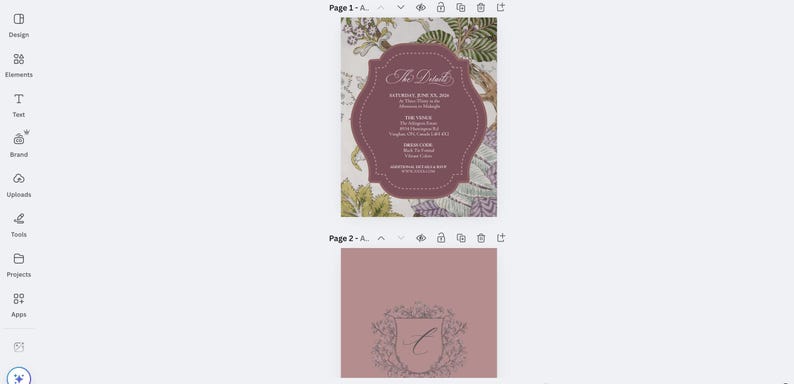 Op de afbeelding: Twee pagina's tellend uitnodigingsontwerp. De eerste pagina heeft een bordeauxkleurig, sierlijk kader met tekst op een bloemenachtergrond. De tweede pagina heeft een effen mauve achtergrond met een bloemenwapen en de letter "C".