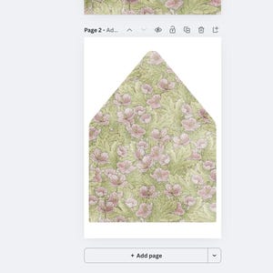 Op de afbeelding: Een bloemenenvelop met een groen en roze patroon. Het ontwerp toont een veld met roze bloemen op een groene achtergrond. De envelop is lichtgroen van kleur en heeft een driehoekige vorm.