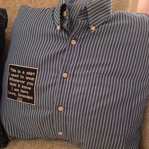 Peut inclure: Un oreiller rayé bleu et blanc avec un patch cousu qui dit "This is a shirt I used to wear Whenever you Hold it know I am here Love, Grandpa XO".
