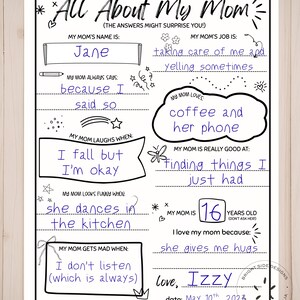 Może przedstawiać: Biała kartka z czarnym, ręcznie pisanym tekstem zatytułowanym "All About My Mom". Tekst zawiera odpowiedzi na pytania dotyczące imienia mamy, jej pracy, tego, co kocha i więcej. Data to 10 maja 2023.