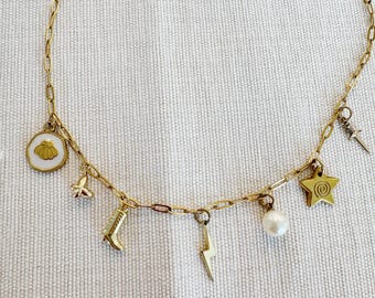 Collar con dijes de libros "Lector de humor" • Joyería con dijes de fantasía y romance • Regalo literario para lectores • Collar dorado con múltiples dijes