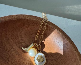 Collar con dije de vaquera costera • Joyería bohemia de libros • Regalo literario para lectores • Collar dorado con dije de estilo western y playero