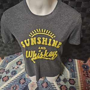 Camiseta de manga corta con letras divertidas y gráficos de Sunshine And Whiskey - Unisex J7015