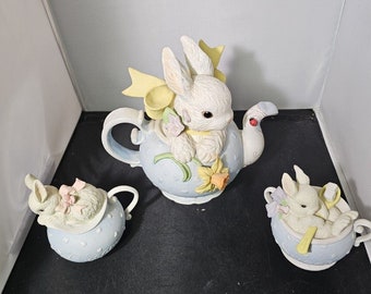 Bunny Rabbit In Teapot Music Box. Enesco 1992. Plays “Younger Than Springtime”