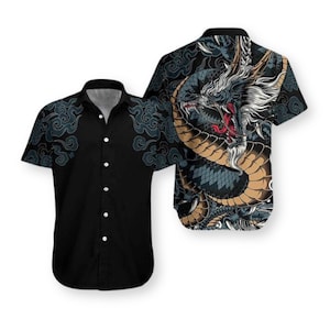 Op de afbeelding: Een witte keramische mok met een zwart handvat en de tekst "But First, Coffee" in een handschriftstijl. De mok staat op een wit oppervlak. De mok is ongeveer 10 cm hoog.