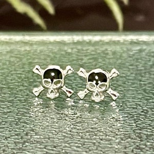 Boucles d'oreilles petite tête de mort en argent sterling, tenon délicat tête de mort squelette, bijoux effrayants d'Halloween, cadeau pour elle, femme, maman, amie, cadeau d'anniversaire