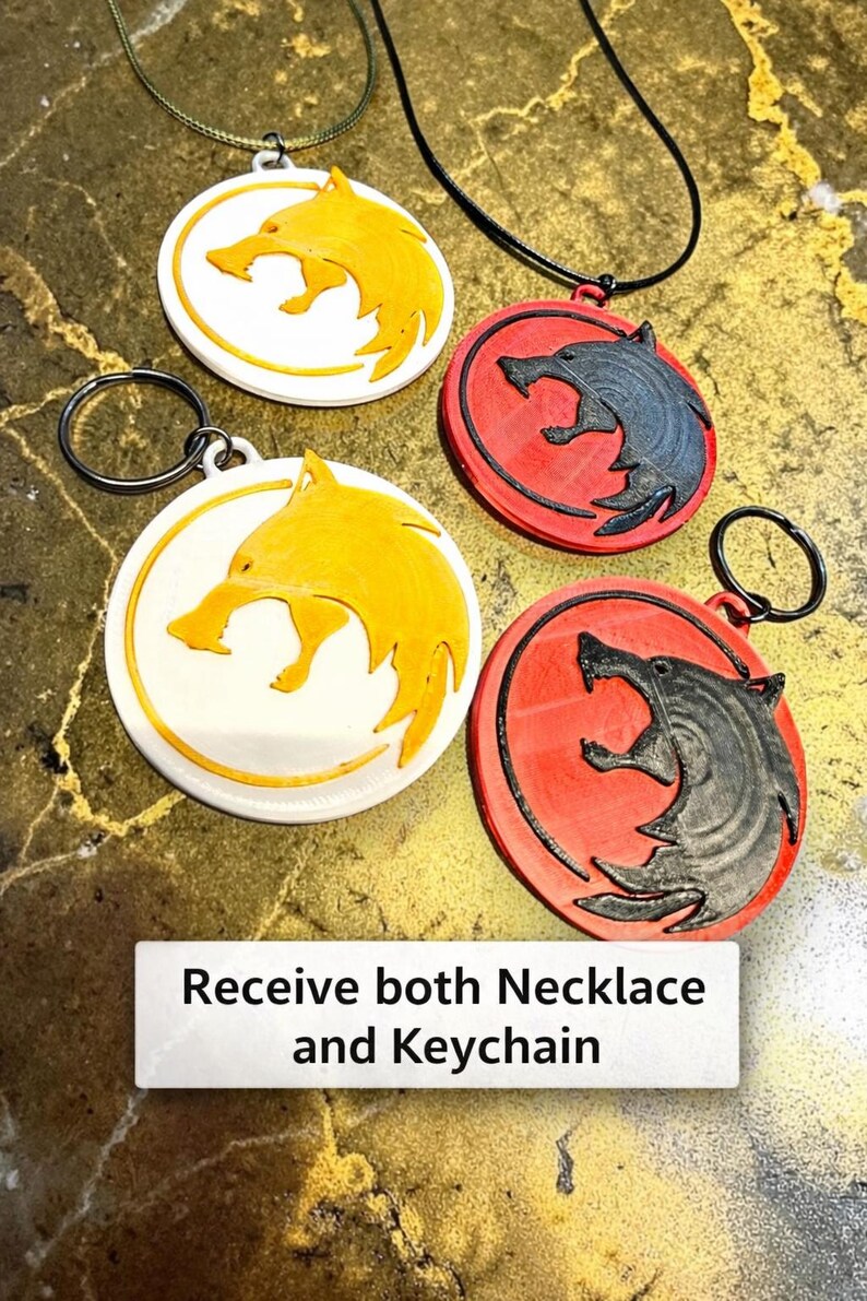 Puede incluir: Juego de collar y llavero con dise&ntilde;o de lobo. Los colgantes son circulares con una silueta de lobo. Un juego tiene un lobo amarillo sobre fondo blanco, el otro tiene un lobo negro sobre fondo rojo. El texto dice "Recibe tanto el collar como el llavero".