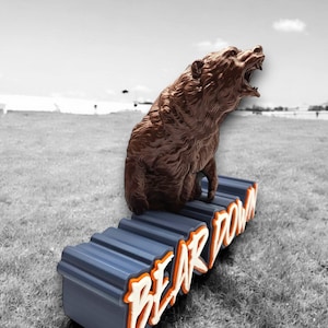 Letras de bloque "Bear Down" con un oso feroz, impresas en 3D, decoración para cuevas de hombres, estatua deportiva de Chicago, obra de arte de regalo