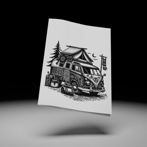Puede incluir: Ilustración en blanco y negro de una furgoneta vintage con una tienda de campaña en la parte superior, decorada con intrincados patrones. La furgoneta está aparcada en un entorno boscoso con árboles y una luna creciente en el fondo.
