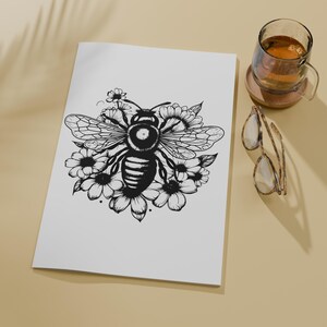 Bees Dream Vector Design: SVG-, PNG- en JPEG-bestand inbegrepen. Het is een digitale download, er wordt geen fysiek product verzonden.