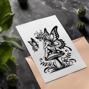 Könnte beinhalten: Schwarz-weiß-Illustration einer Fee, die auf einem Pilz sitzt, mit ausgebreiteten Flügeln. Die Fee trägt eine Blumenkrone und ein Kleid. Ein Schmetterling fliegt in der Nähe der Fee.
