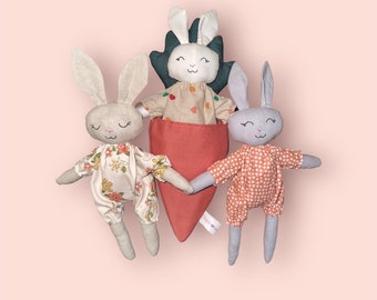 Poupée lapin fait main avec son lit carotte - handmade bunny - Pâques - Easter - Broderie prénom