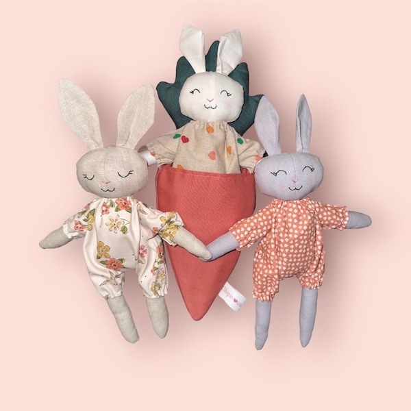 Poupée lapin fait main et son lit carotte - handmade bunny - Pâques - Easter - Broderie prénom