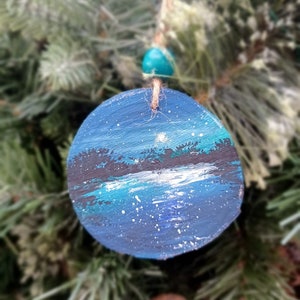 Regalo de adornos navideños con rodajas de madera.