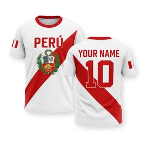 Peut inclure: T-shirt blanc avec une bande diagonale rouge et le mot "PERÚ" en rouge. Le maillot présente les armoiries péruviennes et une bande rouge et blanche sur la manche. Le dos du maillot porte le numéro 10 et le texte "YOUR NAME".