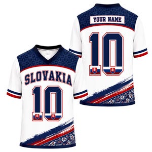 Pode incluir: Uma camisola desportiva branca com ombros e acabamentos com padrão azul escuro. A frente apresenta o texto SLOVAKIA e o número 10 com o emblema da bandeira eslovaca. As costas mostram o texto YOUR NAME e o número 10 com o emblema da bandeira.