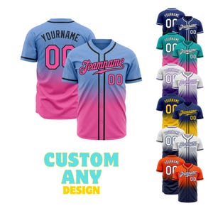 Puede incluir: Un letrero de madera rústico con el texto "Welcome to our home" en un estilo manuscrito. El letrero presenta un acabado envejecido y un diseño sencillo y acogedor, ideal para un porche o entrada.