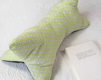 Stützkissen zum Lesen oder Entspannen, das optimale Unterstützung beim Lesen bietet oder als Nackenkissen verwendet werden kann.