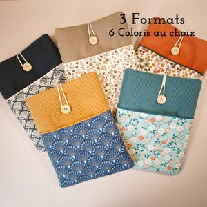 Könnte beinhalten: Eine Auswahl an Stoffbeuteln in verschiedenen Farben, darunter Türkis, Senfgelb und Rost. Jeder Beutel hat einen gemusterten unteren Teil und einen gerippten oberen Teil, der mit einem Knopf befestigt ist. Der Text lautet "3 Formats 6 Coloris au choix".