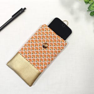 Handgemaakt telefoonhoesje van imitatieleer en Japanse stof, een trendy en vrouwelijk cadeau