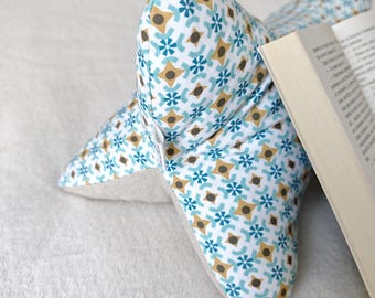 Lesekissen oder Entspannungskissen, ideal zum Halten eines Buches und bequemen Lesen, oder als Nackenstützkissen verwendbar.