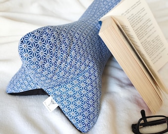 Support cushion for reading or relaxation, offering optimal support for reading or for use as a cervical cushion