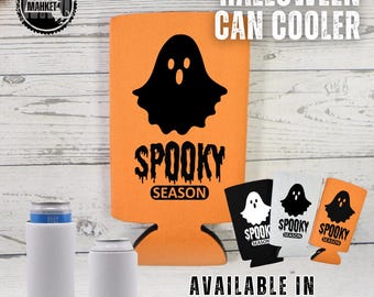 Puede incluir: Enfriador de latas de Halloween naranja, blanco y negro con un fantasma y el texto "Spooky Season". Disponible en tres colores y dos tamaños.