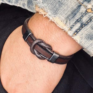 Gepersonaliseerde minimalistische lederen armband met magnetische sluiting - gegraveerd gevlochten leer - verborgen boodschap - Vaderdagcadeau