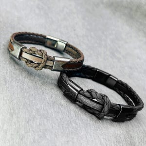Bracciale in pelle inciso per uomo / Gioielli personalizzati con chiusura magnetica
