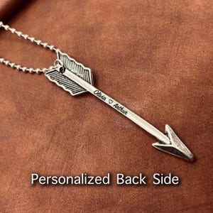 Gegraveerde pijlketting voor mannen - symbool van kracht en richting - aangepast bericht op achterkant - gepersonaliseerd cadeau voor man, vriend of zoon