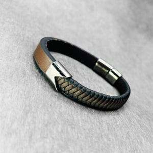 Graverat flätat läderarmband - Personligt herrarmband, gåva