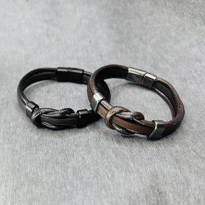 Gepersonaliseerd cadeau voor heren - Minimalistische zwartbruine lederen armband met magnetische sluiting - Gegraveerde armband cadeau voor hem