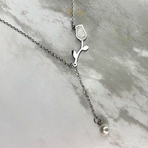 Stainless Steel Tulip Necklace, Dainty Tulip Flower Pearl Necklace, Flower Jewelry, Gift For Mom, Mother’s Day Gift