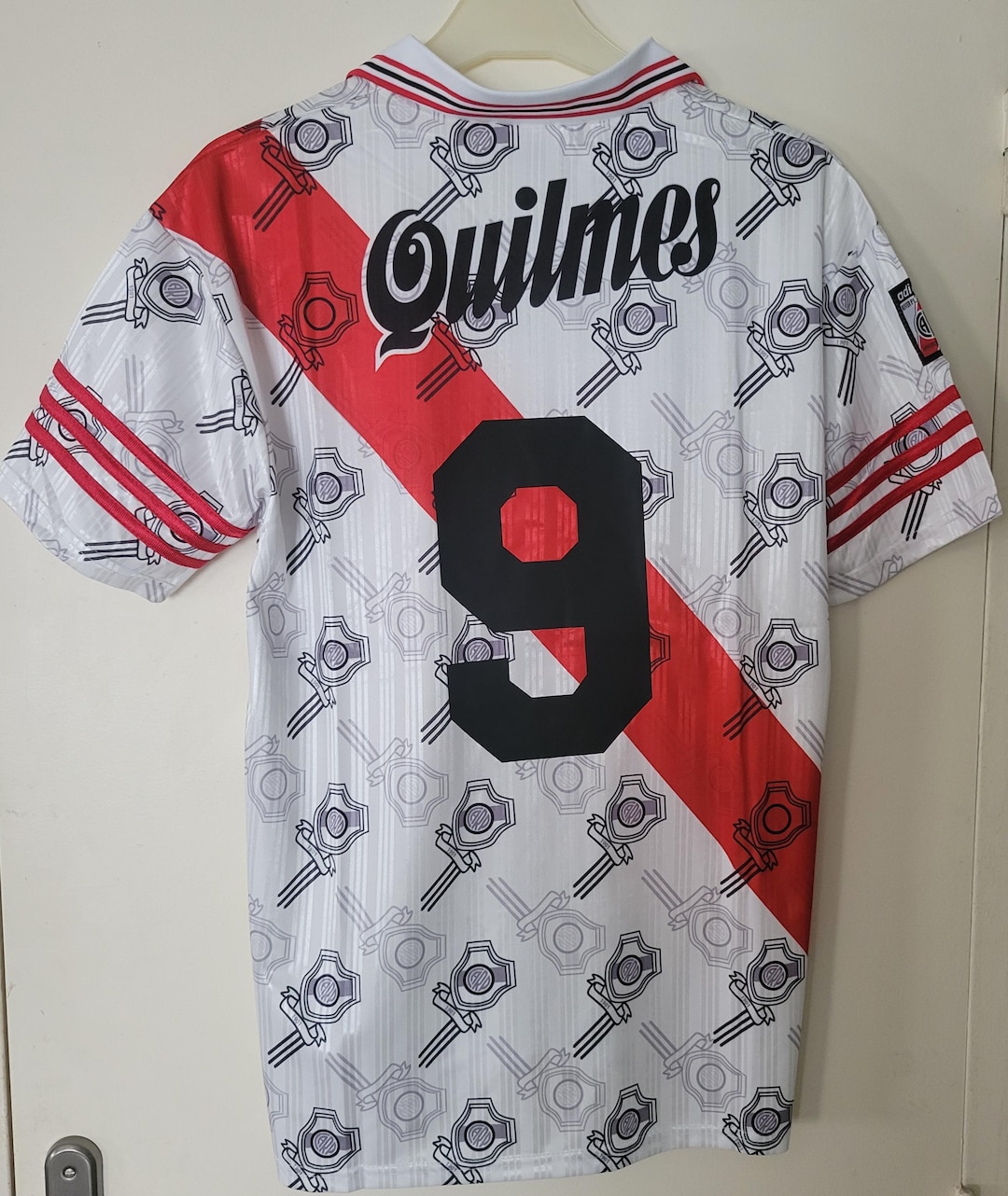 Camiseta del River Plate Manga larga Temporada 1996/1997 9⃣ Enzo Francescoli Tallas S, M, L y XL 👕 Envíos a provincia ✈️ Entregas en las estaciones del tren