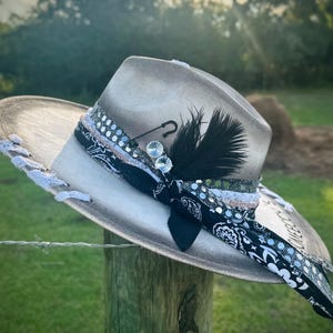 Paint Distressed Beige Hut mit großer Krempe: Jemandes Problem