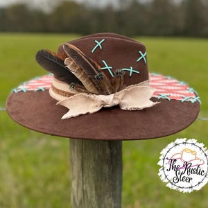 Schokobrauner Wildlederhut mit großer Krempe und Boho Feder Canvas Stoff am Rand