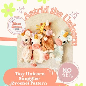 Puede incluir: Cuatro peluches de unicornio tejidos a crochet en diferentes colores, incluyendo rosa, blanco, marrón y azul. Los peluches están dispuestos sobre un fondo de tela beige. El texto "Astrid the Unicorn" está escrito en rosa y naranja sobre un fondo beige. El texto "Tiny Unicorn Snuggler Crochet Pattern" está escrito en blanco sobre un fondo rosa. El texto "NO SEW" está escrito en blanco sobre un fondo rosa.