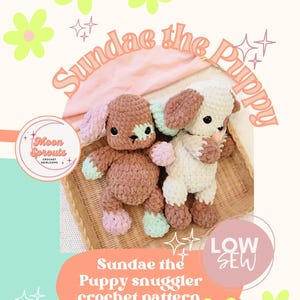 Könnte beinhalten: Zwei gehäkelte Welpen-Plüschtiere, eines braun und eines weiß, mit Pastellakzenten. Das Bild enthält den Text "Sundae the Puppy" und "Sundae the Puppy snuggler crochet pattern". Der Hintergrund zeigt florale Grafiken.