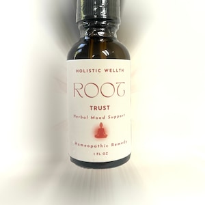 Może przedstawiać: Brązowa szklana butelka z czarną pipetą. Etykieta głosi "HOLISTIC WELLTH ROOT TRUST Herbal Mood Support Homeopathic Remedy" z czerwoną ilustracją osoby medytującej. Butelka zawiera 1 fl oz płynu.