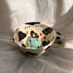 Taza de rana vaquera Howdy Peekaboo