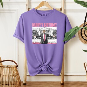 Camiseta de Trump para el cumpleaños de papá de Comfort Colors®, camiseta de cuello redondo para el cumpleaños de Trump 2025, divertida camiseta preppy de Maga, camiseta de regalo &quot;Make America Great Again&quot;