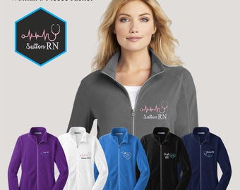 Vestes d'infirmière à monogramme personnalisées, Vestes d'infirmière avec nom personnalisé pour infirmières, Polaire brodée par stéthoscope cardiaque, Vestes d'assistant médical