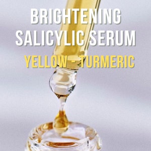 Op de afbeelding: Een doorzichtige glazen fles met een druppelaar gevuld met een gele vloeistof. De fles is gelabeld met "Brightening Salicylic Serum Yellow - Turmeric" en heeft de tekst "@skincarerecipes.sa" op de bodem.
