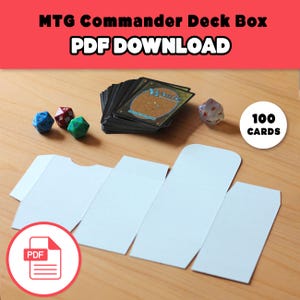 Pode incluir: Download em PDF branco para uma caixa de baralho MTG Commander. A imagem mostra um baralho de cartas, dados e os componentes da caixa. O texto na imagem diz "MTG Commander Deck Box PDF DOWNLOAD" e "100 CARDS".