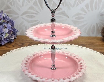 Soporte versátil para tartas de cerámica rosa pálido de dos niveles con borde de encaje